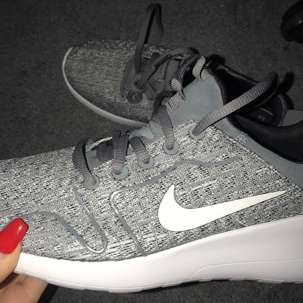 NWT Womens Nike Tanjun sneakers